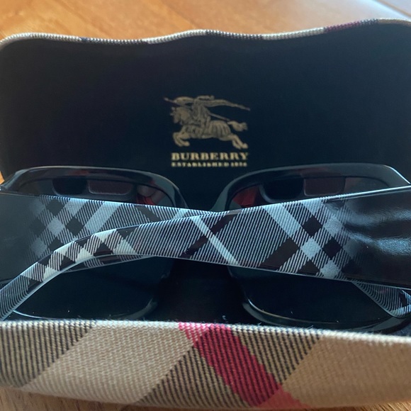 Burberry sunglasses with sunglasses case main image 8